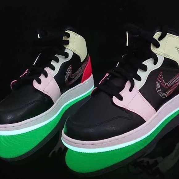 Nike Air Jordan 1 Mid SE (GS) "Glow In The Dark" Size 6.5/women’s 8 - Picture 2 of 3